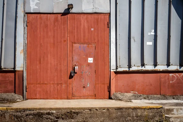 古い金属の倉庫のドアの格納庫のゲート 工業用鉄製ドア — ストック写真