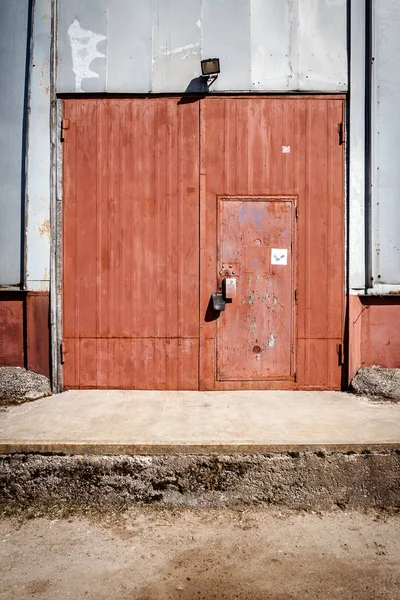 Oude Metalen Magazijn Deur Hangar Poort Industriële Ijzeren Deur — Stockfoto