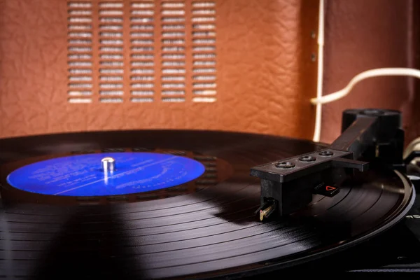 ビニール レコードのターン テーブル針 ビンテージ ビニール レコード プレーヤー 黒のビニール レコードを針します — ストック写真