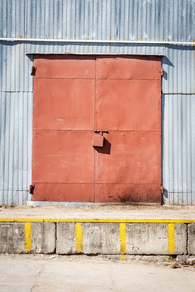 Старая Металлическая Дверь Склада Ворота Ангара Промышленная Железная Дверь — стоковое фото