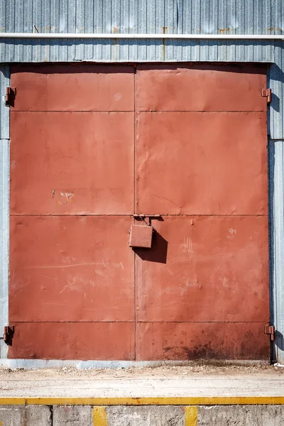 古い金属の倉庫のドアの格納庫のゲート 工業用鉄製ドア — ストック写真
