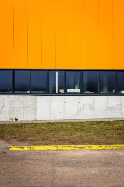 Fila Janelas Parede Branca Orangefacade Chão — Fotografia de Stock