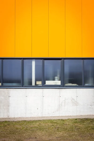 Reihe Von Fenstern Der Weißen Und Orangefarbenen Fassade Und Boden — Stockfoto