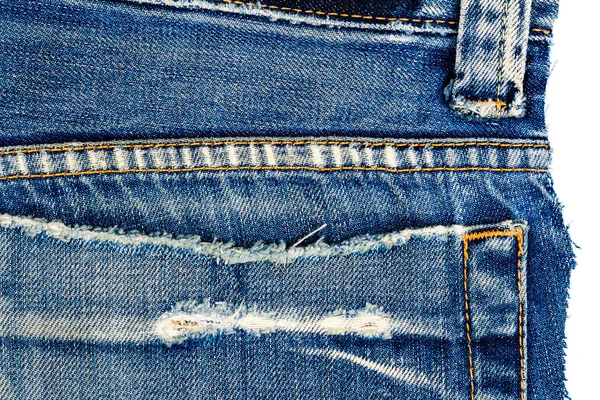 白い背景に隔離された青いジーンズ生地のピース 凹凸のあるエッジ デニムジーンズが裂けた — ストック写真