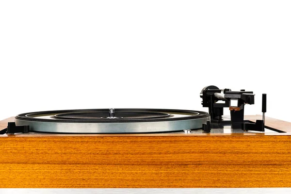 白で隔離ヴィンテージ ターン テーブル ビニール レコード プレーヤーのクローズ アップ 木製の台座 レトロなオーディオ機器 — ストック写真
