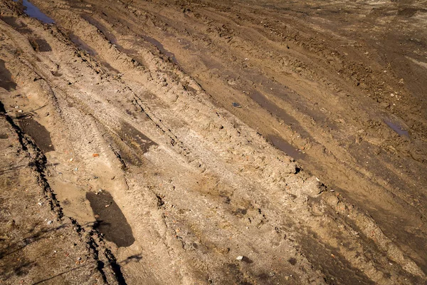 未舗装の道路上の深い車轍 空の田舎汚れ濡れた道路 — ストック写真