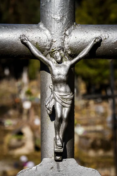 Metal Haç Üzerinde Haç Mezarlık Closeup Çekim — Stok fotoğraf
