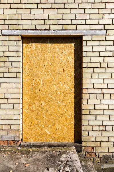 Staré Popraskané Žluté Zdi Zabedněné Dveře — Stock fotografie