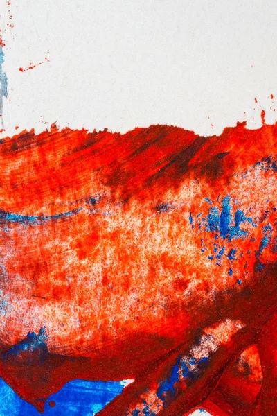 抽象の赤と青の手描きのアクリル背景 創造的な抽象的な塗装のカラフルな背景を手 近くには紙の上にアクリル画の断片 — ストック写真