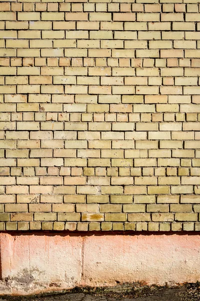 Gele Bakstenen Muur Achtergrond Met Een Ondergrond — Stockfoto