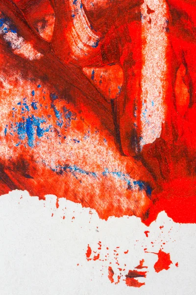 抽象の赤と青の手描きのアクリル背景 創造的な抽象的な塗装のカラフルな背景を手 近くには紙の上にアクリル画の断片 — ストック写真