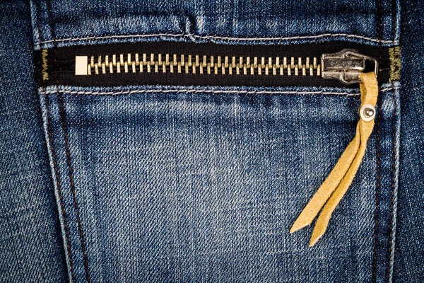 バック ポケットとジッパー ブルー デニム ジーンズを着用します 抽象的なジーンズのテクスチャ背景 — ストック写真