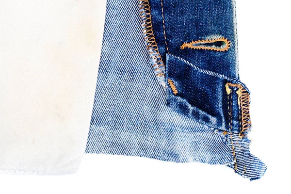 サイドポケットを背景にジーンズ生地の閉鎖 ジーンズのディテール ブルージーンズの質感の背景 横が違う — ストック写真