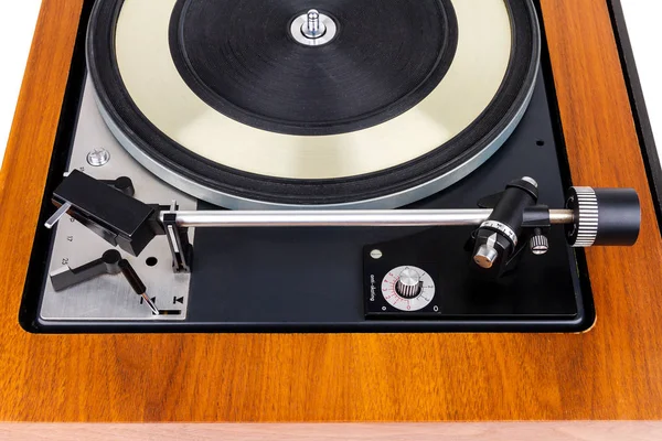 在白色隔离的老式转盘乙烯基唱片播放器的侧视图 木制基座 复古音响设备 — 图库照片