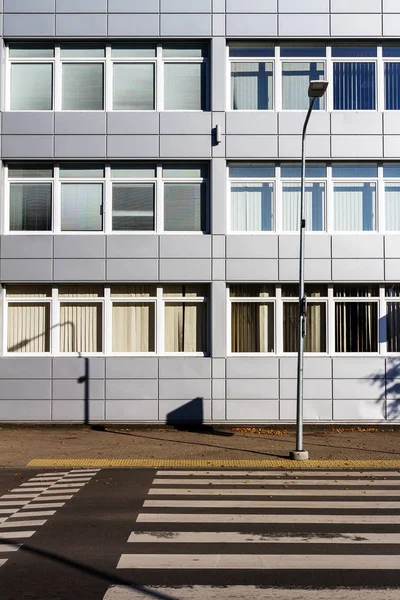 Moderne Mauer Mit Einigen Fenstern Und Zebrastreifen — Stockfoto