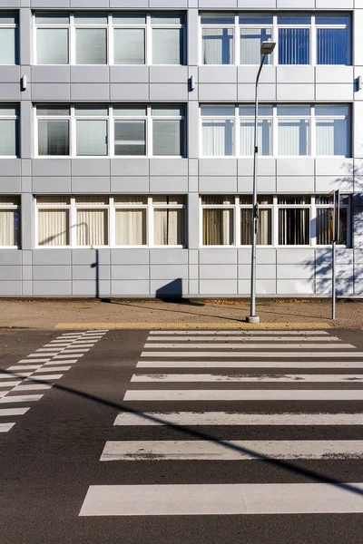 Moderne Mauer Mit Einigen Fenstern Und Zebrastreifen — Stockfoto