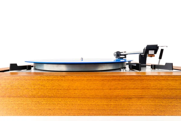 复古转盘与蓝色乙烯基隔离在白色 木制基座 复古音响设备 — 图库照片