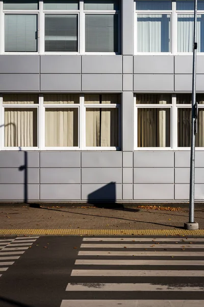 Moderne Mauer Mit Einigen Fenstern Und Zebrastreifen — Stockfoto