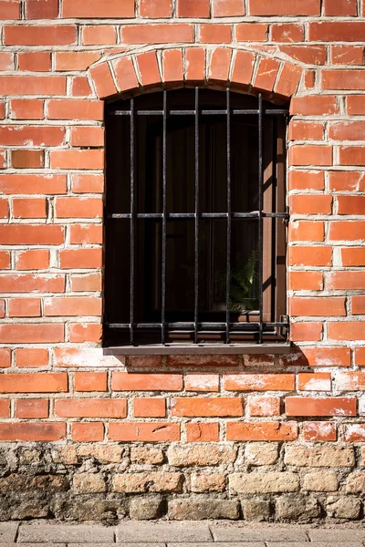 Röd Tegelvägg Med Fönster — Stockfoto