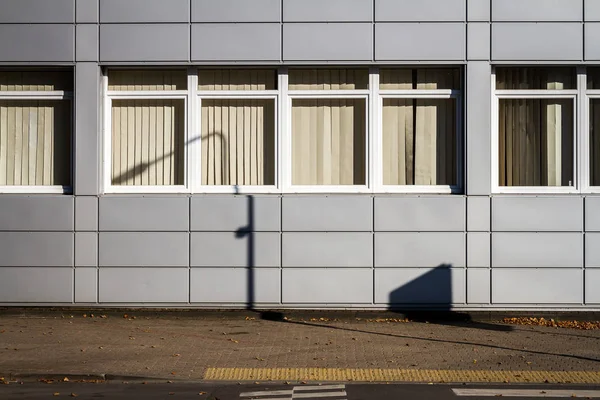 Moderne Mauer Mit Einigen Fenstern Und Zebrastreifen — Stockfoto