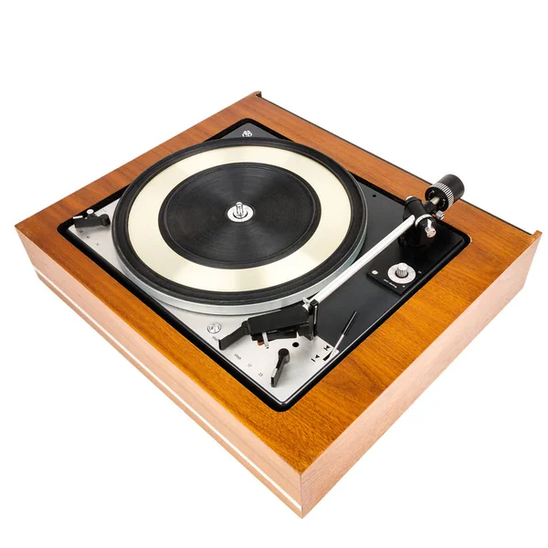 ターン テーブル ビンテージ ビニール レコード プレーヤーが白で隔離 木製の台座 レトロなオーディオ機器 — ストック写真