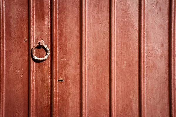 Puerta metálica vieja roja del panel de la lata con un mango — Foto de Stock