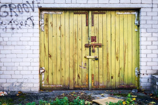 Vecchio cancello di legno giallo — Foto Stock