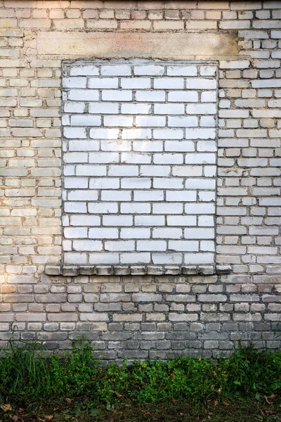 Alte Mauer mit zugemauertem Fenster — Stockfoto