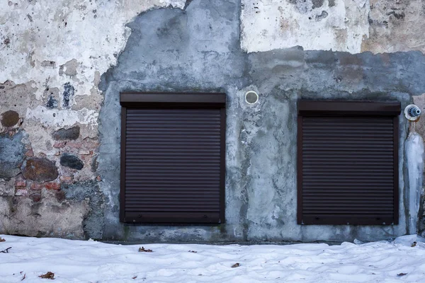 Fenêtres dans un vieux mur de plâtre — Photo