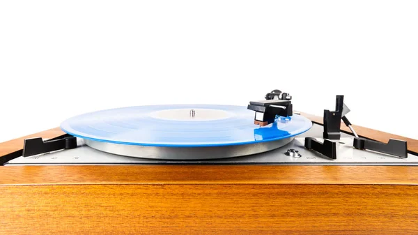 Giradiscos vintage con un vinilo azul aislado en blanco — Foto de Stock