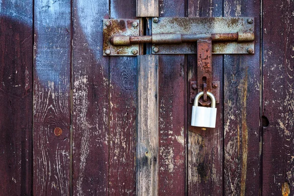 带挂锁的旧棕色木板门 — 图库照片