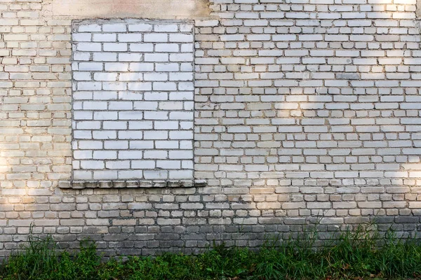 Antiguo muro con ventanas de ladrillo — Foto de Stock