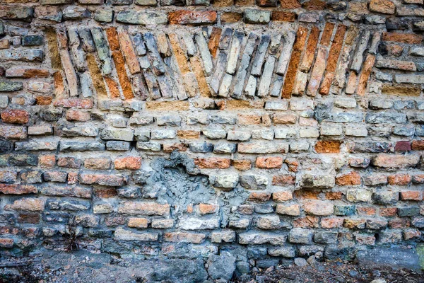 Vecchio muro abbandonato con finestra in mattoni — Foto Stock