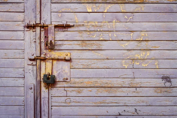 Old warna ungu papan kayu pintu dengan gembok — Stok Foto