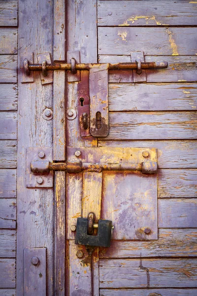 Vecchio colore lilla porta in legno con lucchetto — Foto Stock