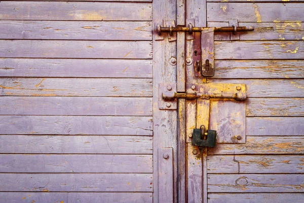 Vecchio colore lilla porta in legno con lucchetto — Foto Stock