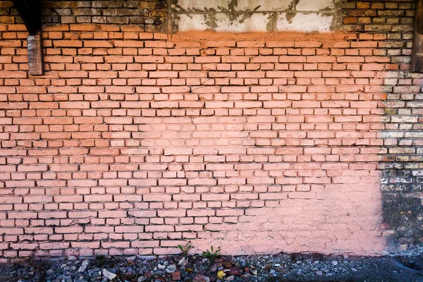 旧黄砖墙部分涂成粉红色 — 图库照片