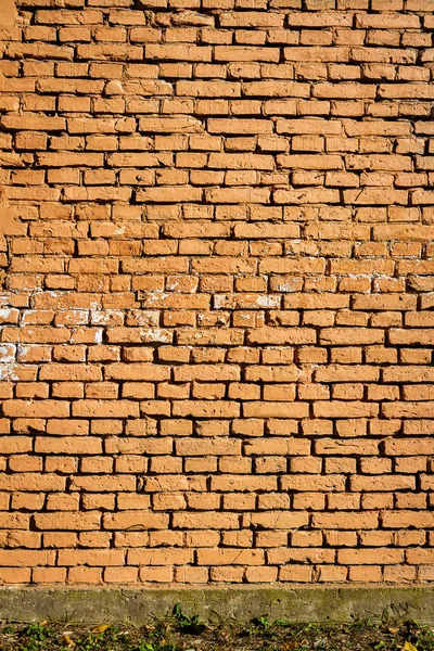 Kahverengi boyalı eski sarı tuğla duvar parçası — Stok fotoğraf