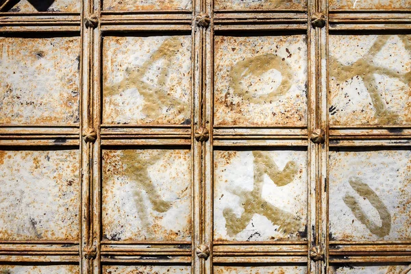 Zavřít prastaré železné dveře — Stock fotografie