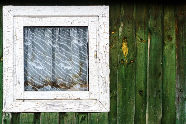 Litet fyrkantigt fönster på Green plank Wall — Stockfoto