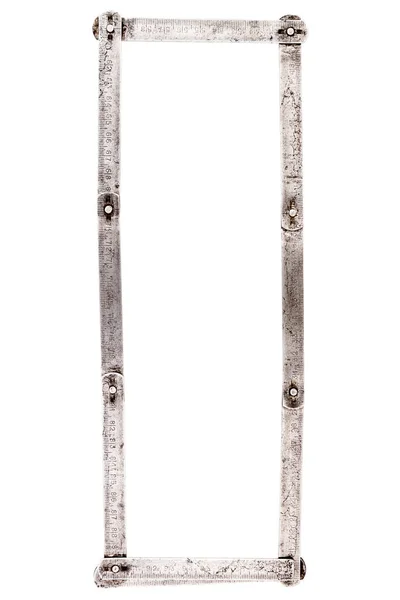 Старая линейка железного метра буква O — стоковое фото