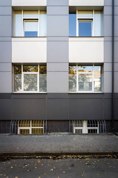 Moderne Wand mit einigen Fenstern — Stockfoto