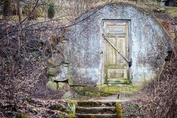 Deur naar de oude koude opslagplaats — Stockfoto