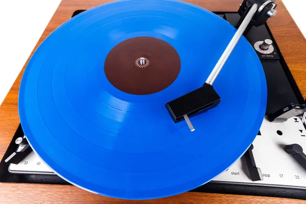 Giradiscos vintage con un vinilo azul aislado en blanco —  Fotos de Stock