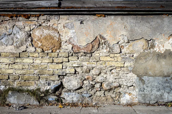 Vieux plâtre fissuré et mur de briques — Photo