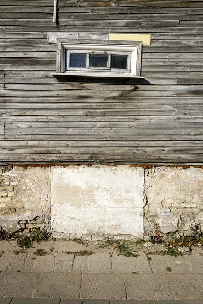 Vieja ventana pequeña en una pared —  Fotos de Stock