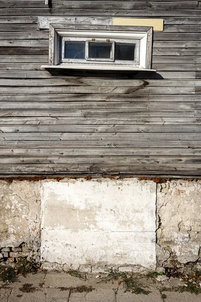 La ventana vieja en la pared — Foto de Stock