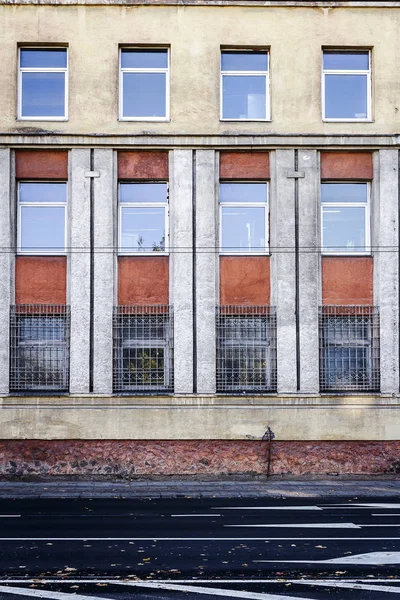 Nahaufnahme einer Wand mit vielen Fenstern — Stockfoto