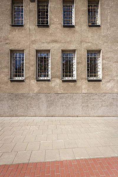 Стена в возрасте улицы с некоторыми окнами — стоковое фото