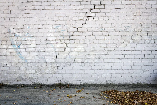 Gamla spruckna vit tegelvägg — Stockfoto